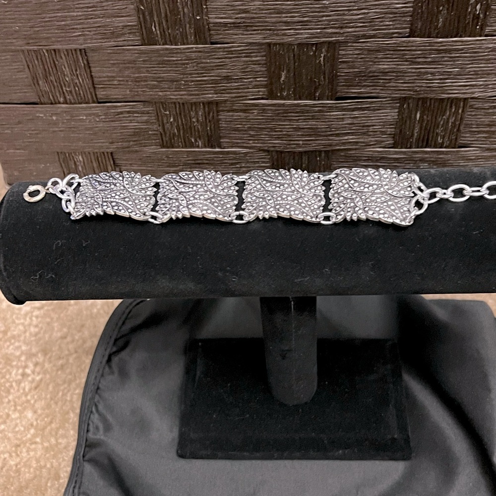 Beautiful bracelet great detail leaf design